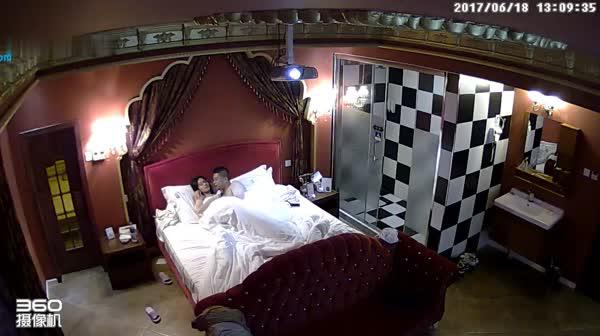 投影房6.18估计是偷情，利用中午休息干一炮